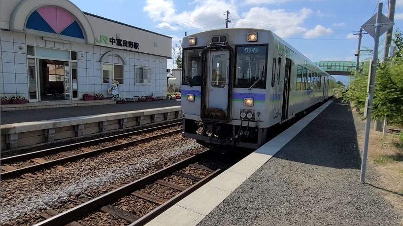 中富良野駅と普通列車