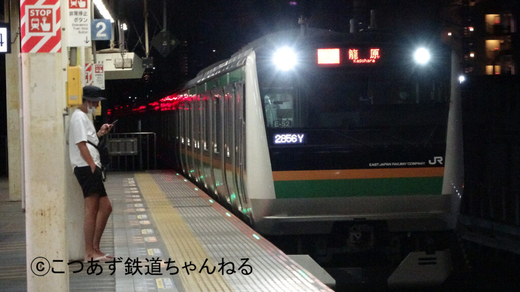 武蔵小杉駅に入線する湘南新宿ラインの列車、E233系3000番台E-52編成
