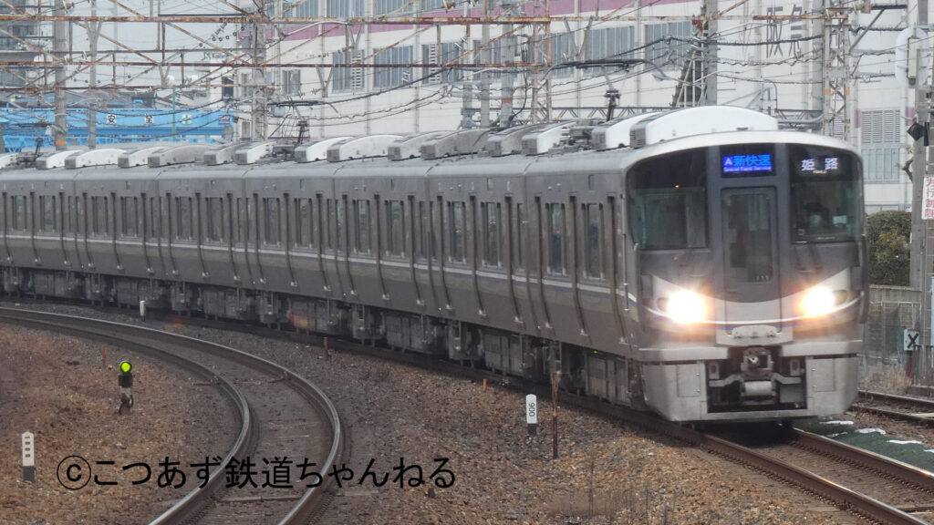 JR京都線を走る新快速列車、225系I11編成
