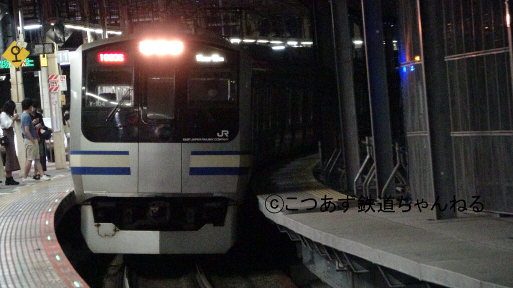 品鶴線区間にある武蔵小杉駅に到着する横須賀線の電車、E217系Y-104編成