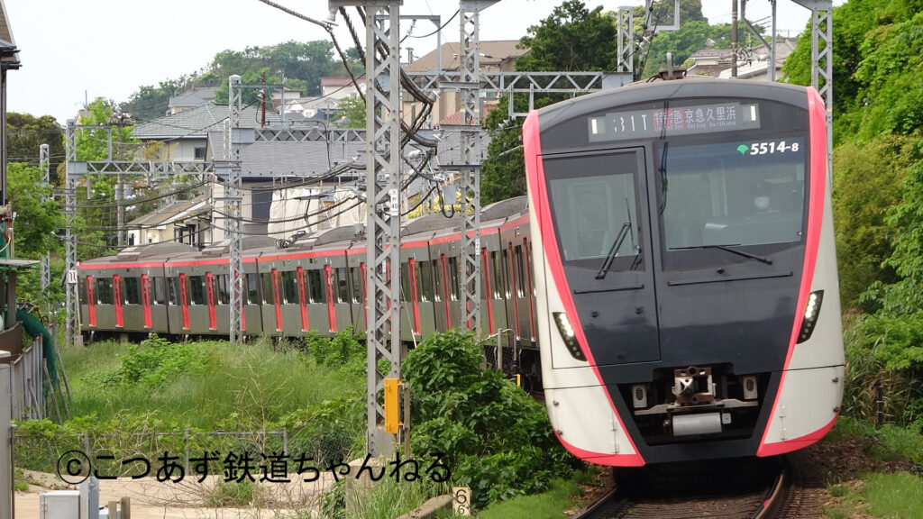 京急久里浜線を走る都営浅草線の電車(都営地下鉄5500形)
