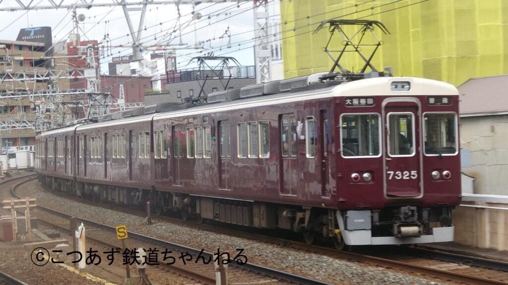 宝塚本線区間の中津駅付近を通過する阪急京都線の電車