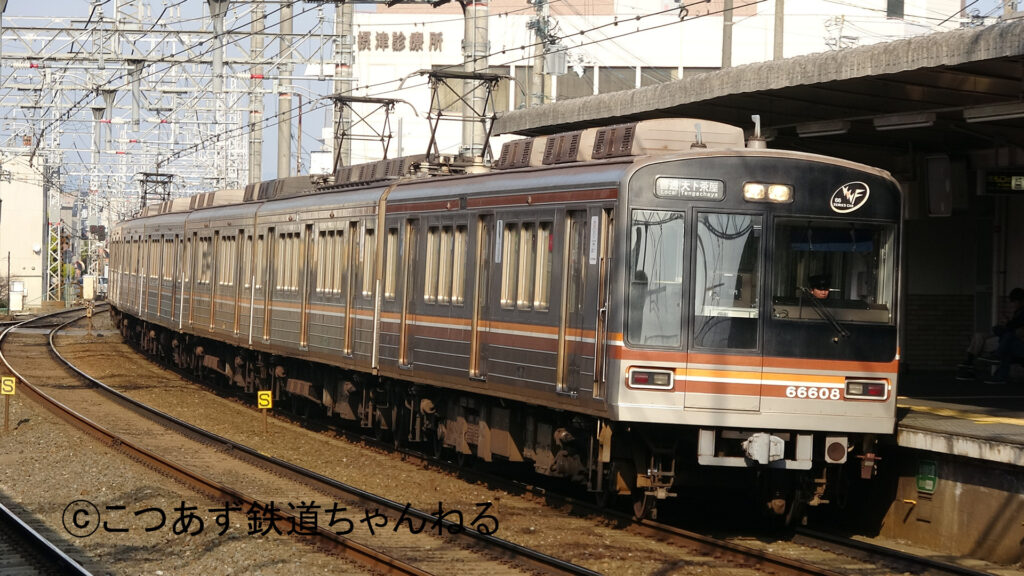 阪急京都線を走る地下鉄堺筋線の電車(Osaka Metro66系)