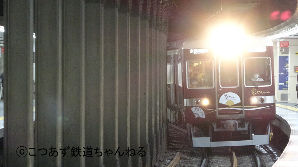 西院駅を通過する「京とれいん」阪急6300系6354F