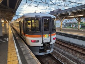 【330円で快適に】ホームライナー浜松3号に乗ってみた 廃止?時刻表は?停車駅・買い方・料金などまとめ