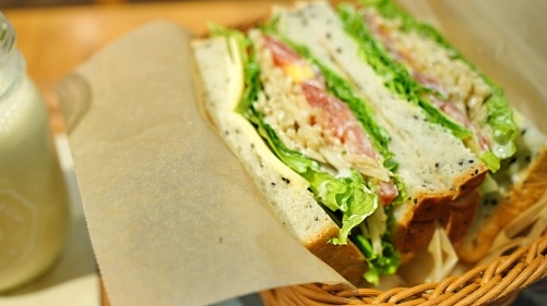 サラダチキンの贅沢サンドイッチ