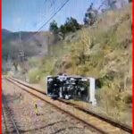 【中央線に自動車が転落】一時運転見合わせに