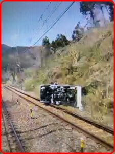 【中央線に自動車が転落】一時運転見合わせに