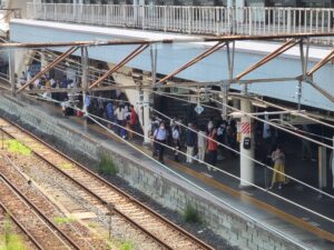 【宇都宮LRTのパレードは見るけど乗らない？】一般客のほとんどは1番列車を見ずに帰宅へ