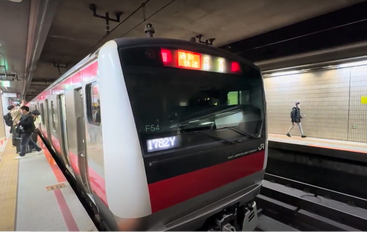 京葉線通勤快速がラストラン　最速の快速列車が廃止　車内放送も